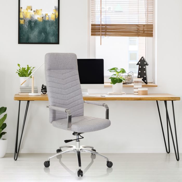 Grauer Bürostuhl aus Stoff in modernem Homeoffice