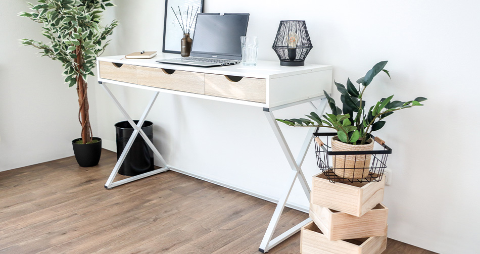 Elegante, moderne Schreibtische in verschiedenen Formen und Materialien.