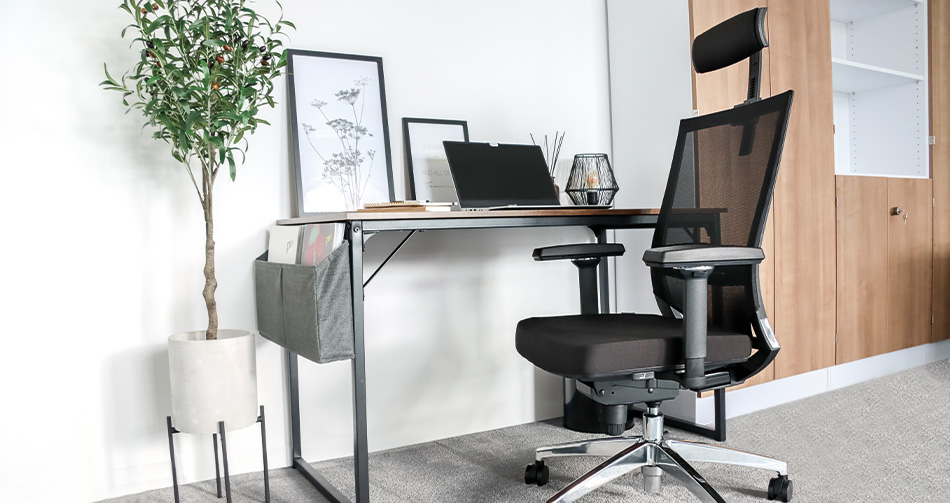 Elegante, moderne Bürostühle in verschiedenen Farben und Materialien.